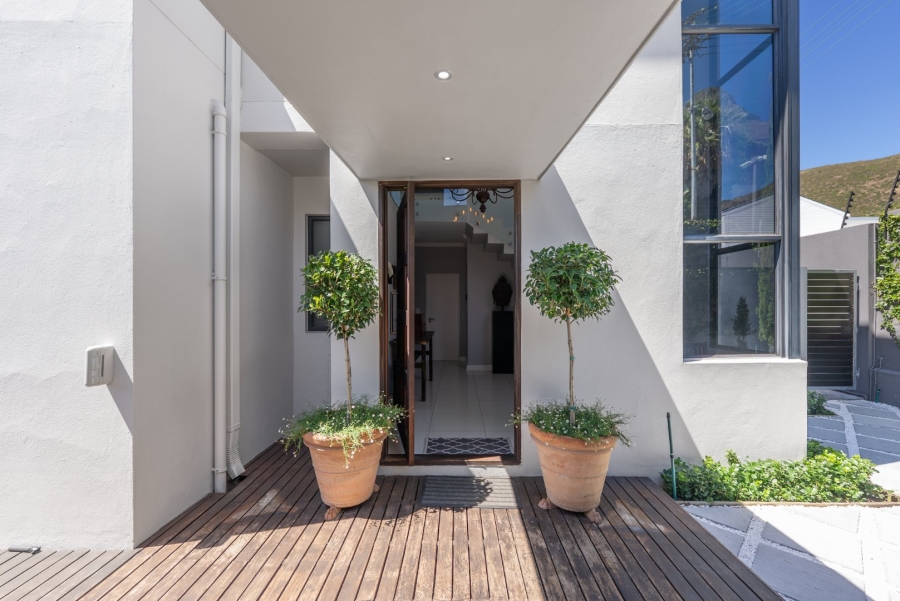 To Let 4 Bedroom Property for Rent in Fresnaye Western Cape